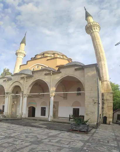 Photo 2: Exterior