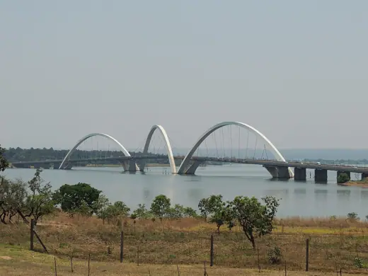 Photo 3: Exterior · Lago Paranoá e a Ponte Juscelino Kubitschek