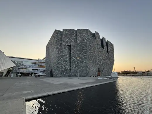 Photo 2: Exterior