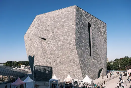 Photo 3: Exterior