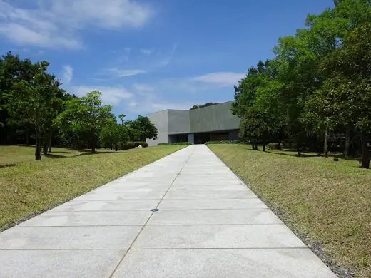 Photo 2: Exterior