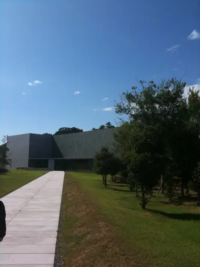 Photo 4: Exterior