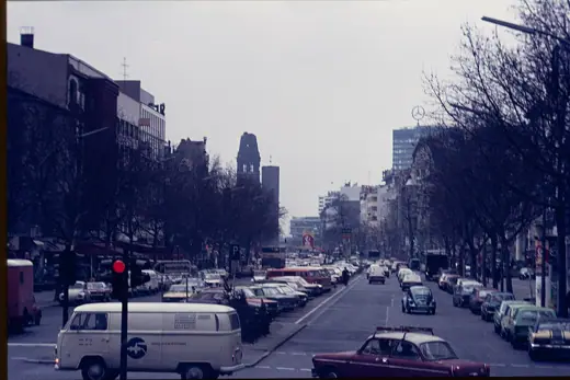 Photo 4: Exterior · Tauentzienstraße mit Kaiser-Wilhelm-Gedächtniskirche und Europa-Center