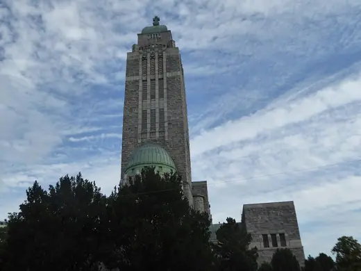 Photo 2: Exterior
