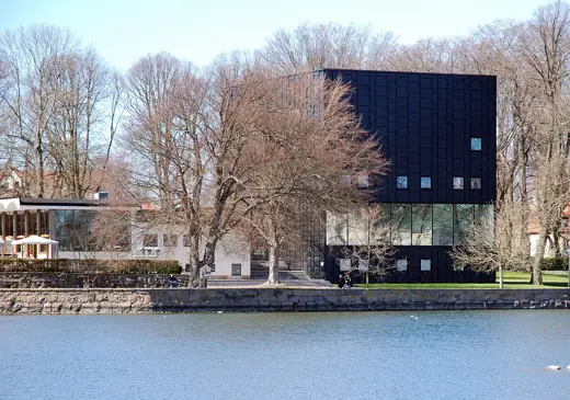 Photo 2: Exterior