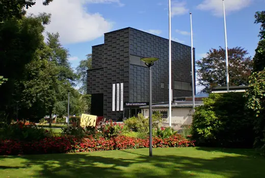 Photo 3: Exterior