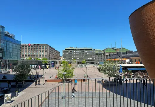 Photo 4: Exterior