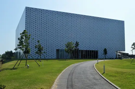 Photo 1: Exterior