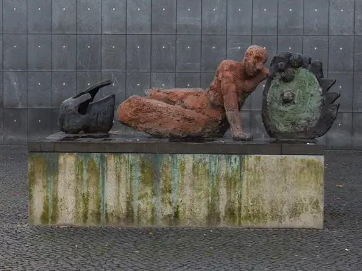 Photo 5: Detail · Sculpture Der gestürzte Krieger