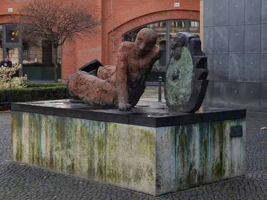 Photo 6: Detail · Sculpture Der gestürzte Krieger