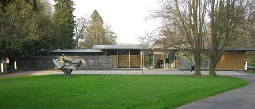 Photo 2: Exterior · Germany, Bonn: the former chancellor's bungalow; entrance