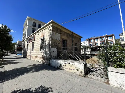 Photo 4: Exterior
