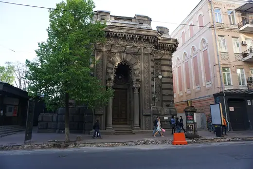 Photo 4: Exterior