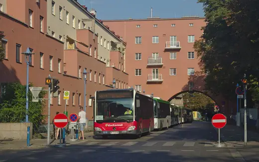Photo 2: Exterior · 2018-07-31 AT Wien 19 Döbling, 12.-Februar-Platz, Karl-Marx-Hof, Gschwindl 6308 Linie S45