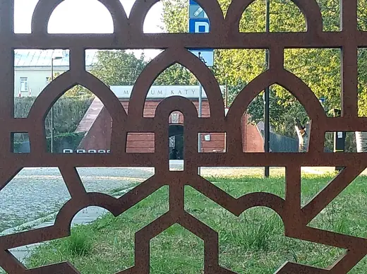 Photo 5: Context · Gate of the Warsaw Citadel and the Katyn Museum seen from behind openwork, Warsaw