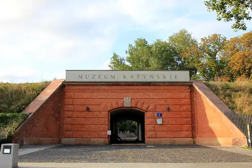 Photo 6: Context · Gate of the Citadel and the Katyn Museum seen from behind openwork, Warsaw