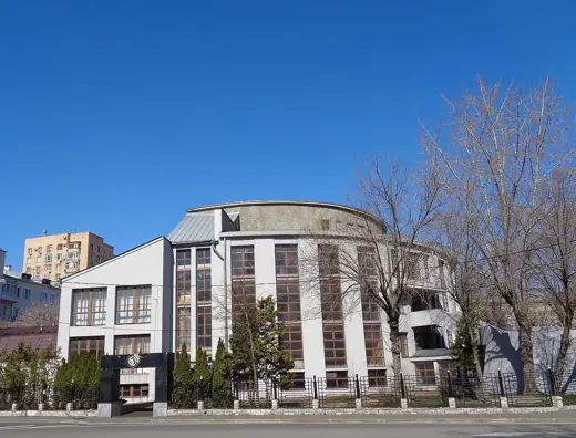 Photo 3: Exterior