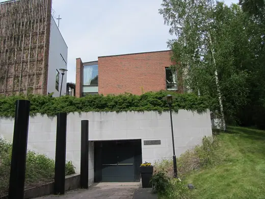 Photo 4: Exterior