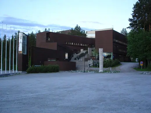 Photo 1: Exterior