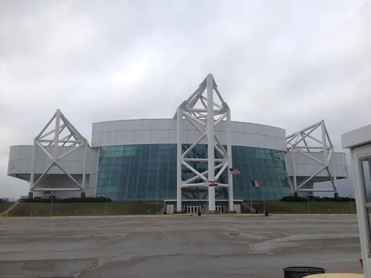 Photo 1: Exterior