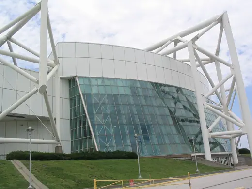 Photo 2: Exterior
