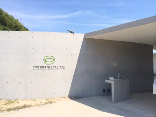 Photo 3: Exterior
