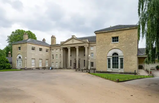 Photo 3: Exterior