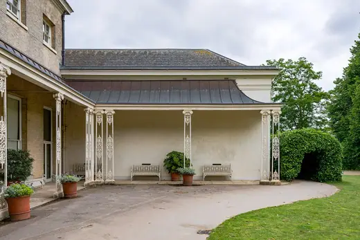 Photo 4: Exterior