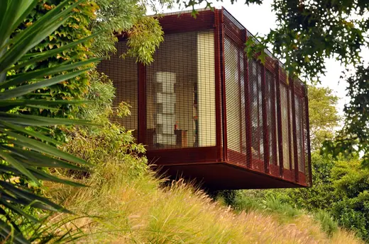 Photo 2: Exterior