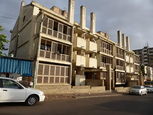 Photo 1: Exterior