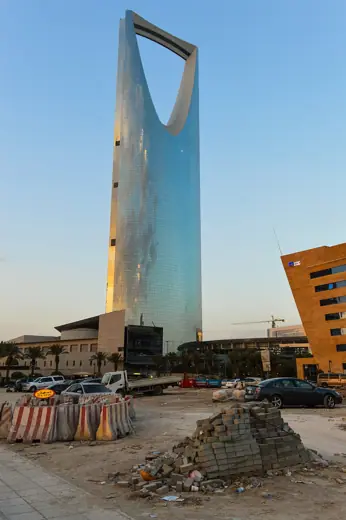 Photo 4: Exterior · Kingdom Tower from King Fahd Road