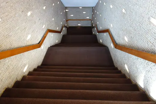 Photo 6: Interior · Treppe vom Barbereich zum Foyer im Kino International, Berlin, Karl-Marx-Allee