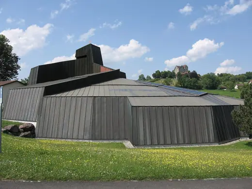 Photo 1: Exterior