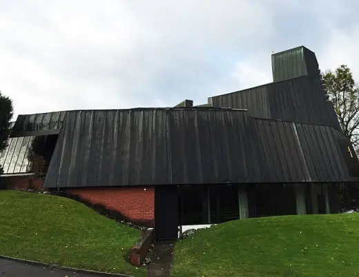 Photo 4: Exterior
