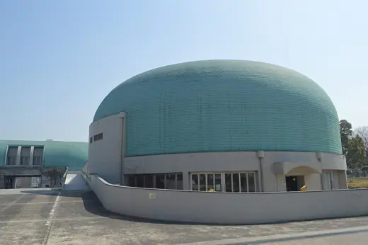 Photo 3: Exterior
