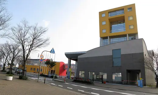 Photo 1: Exterior