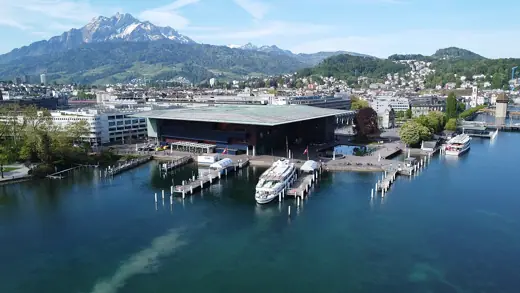 Photo 6: Context · Drohnenaufnahme: Vierwaldstättersee, Kultur- und Kongresszentrum Luzern (KKL), im Hintergrund der Pilatus