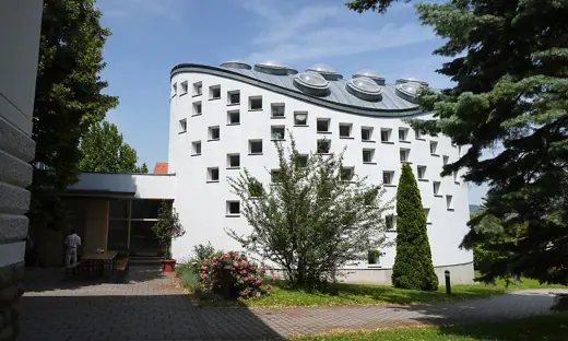 Photo 1: Exterior