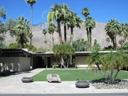Photo 1: Exterior