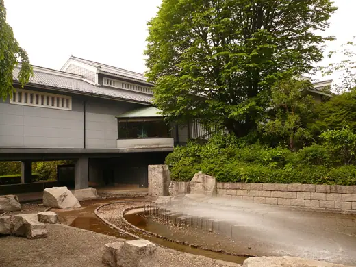 Photo 1: Exterior