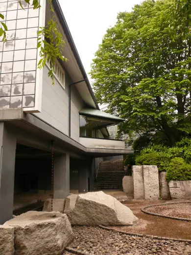 Photo 2: Exterior