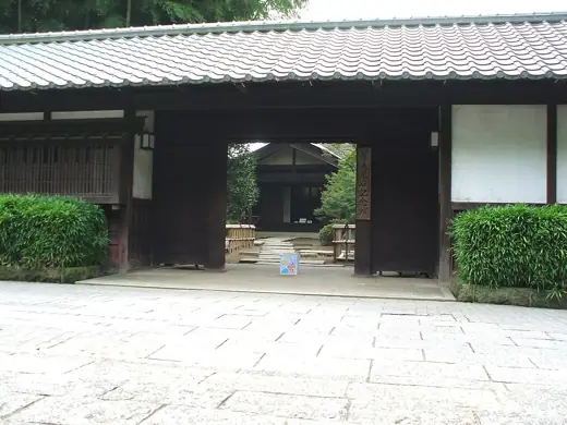 Photo 3: Exterior