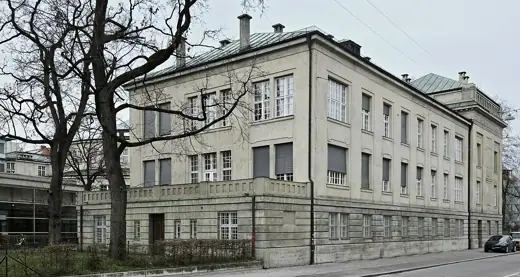 Photo 4: Exterior