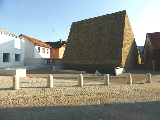 Photo 1: Exterior