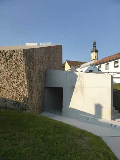 Photo 2: Exterior