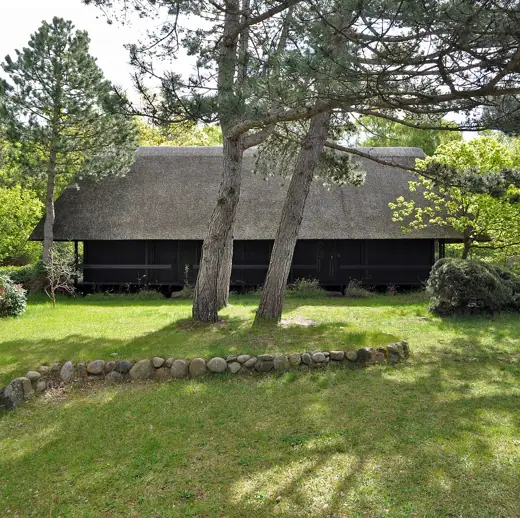 Photo 1: Exterior