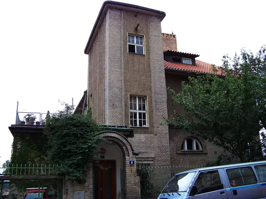 Photo 3: Exterior