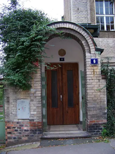Photo 4: Exterior