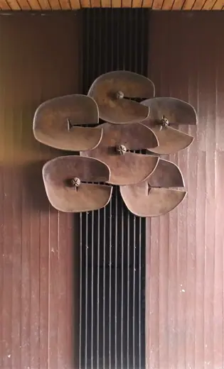 Photo 5: Detail · Keramická plastika Arnošta Paderlíka u vstupu do pasáže obchodního domu Kotva v Praze