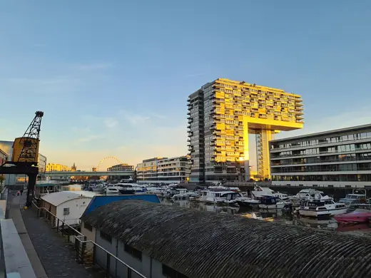 Photo 3: Exterior · Kranhaus Rheinauhafen in der Morgensonne